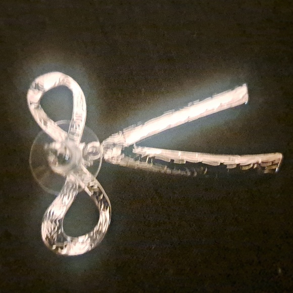 NEW Silver Bow Earrings Costume jewelry Stunning in classic for any occasion - Picture 3 of 3